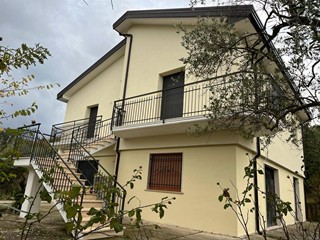 Casa Indipendente in Vendita a Montemarano, 129'000&euro;, 160 m²