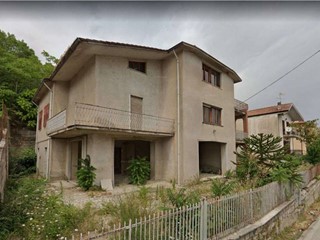 Villa in Vendita a Ceppaloni, 78'000€, 210 m²