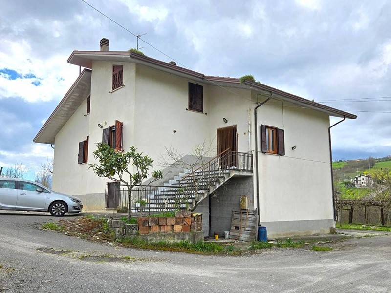 Casa Indipendente in Vendita a Castelfranci, 80'000&euro;, 250 m²