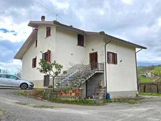 Casa Indipendente in Vendita a Castelfranci, 80'000&euro;, 250 m²