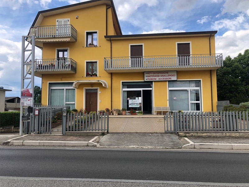 Immobile commerciale in Affitto a Mirabella Eclano, 1'200€, 277 m²