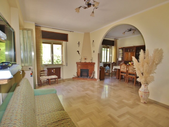 Casa Indipendente in Vendita a Vallesaccarda, 48'000€, 155 m²