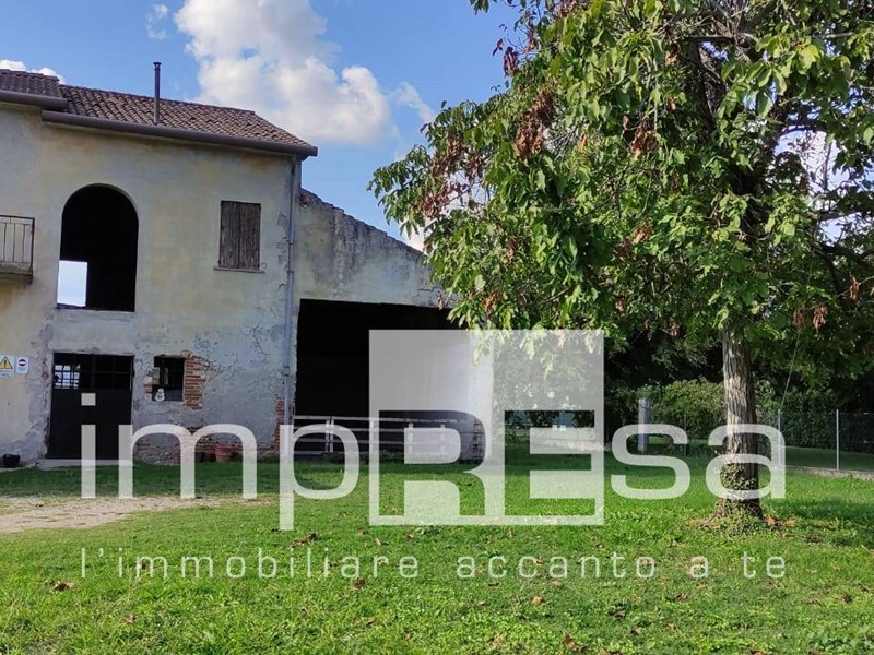 Rustico in Vendita a Paese, 80'000€, 255 m²