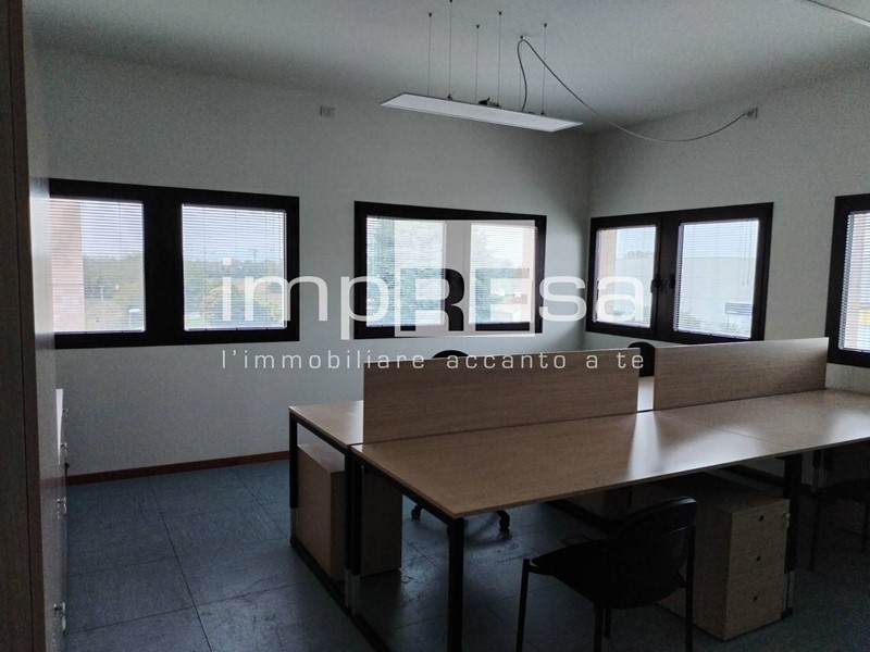 Ufficio in Affitto a Treviso, 1'750€, 133 m²