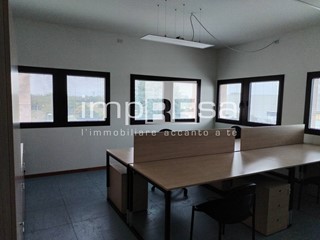 Ufficio in Affitto a Treviso, 1'750€, 133 m²