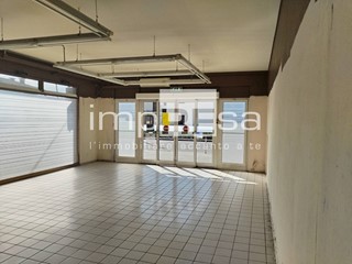 Attività commerciale in Affitto a Carbonera, 2'500€, 300 m²