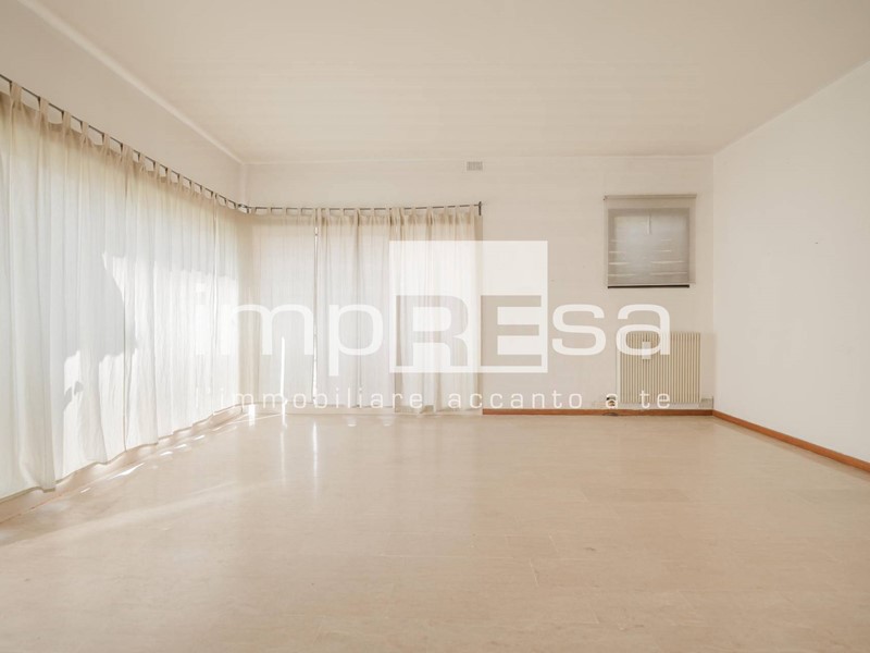 Attività commerciale in Affitto a Paese, 550€, 50 m²