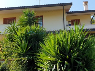 Villa in Vendita a Colonnella, 350'000€, 350 m²