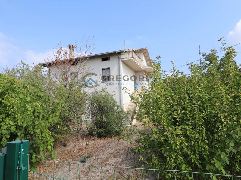 Villa in Vendita a Controguerra, 160'000&euro;, 280 m²