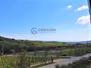 Attico in Vendita a Colonnella, 89'000€, 226 m²