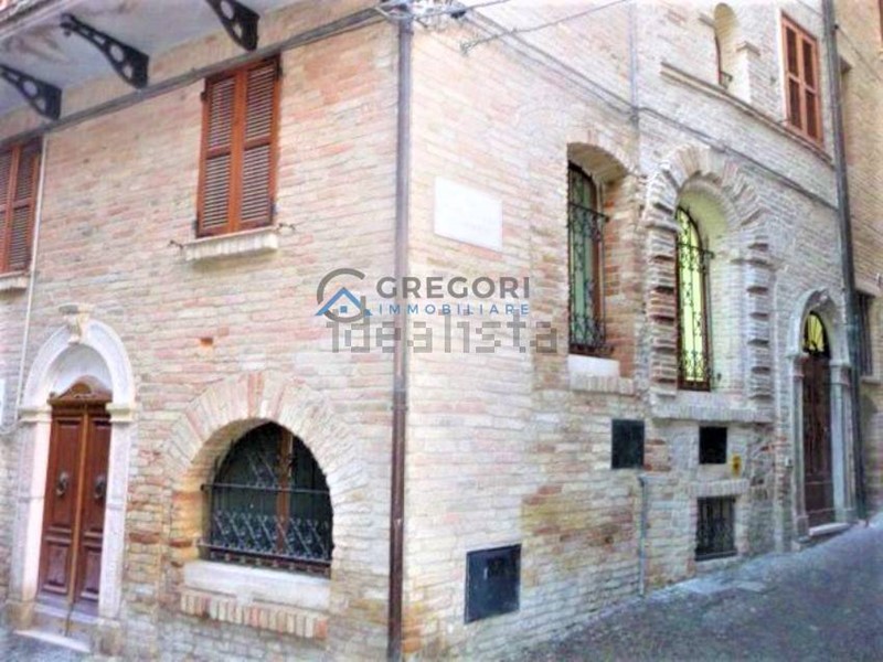 Casa Semi Indipendente in Vendita a Monsampolo del Tronto, 135'000€, 310 m²
