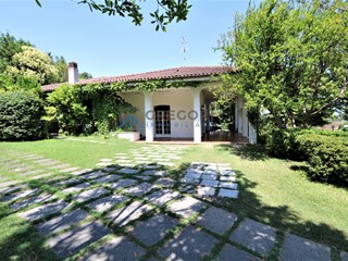 Villa in Vendita a Roseto degli Abruzzi, 530'000€, 440 m²