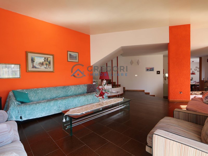 Villa in Vendita a Monsampolo del Tronto, 420'000€, 420 m²