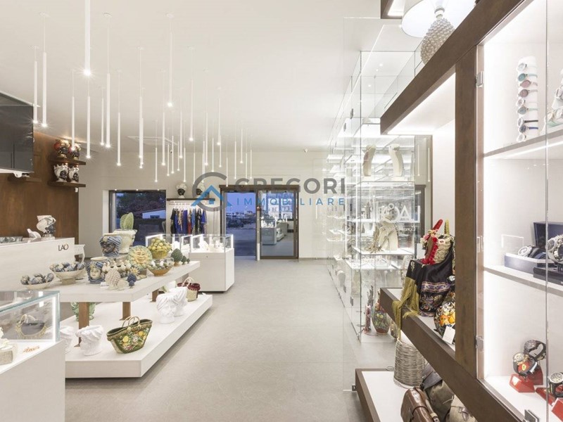 Immobile commerciale in Vendita a Alba Adriatica, 130'000€, 152 m²