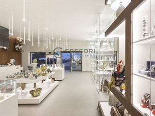 Immobile commerciale in Vendita a Alba Adriatica, 130'000€, 152 m²
