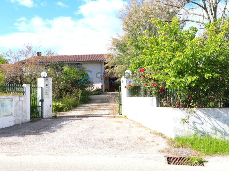 Villa in Vendita a Sant'Omero, 298'000€, 550 m²