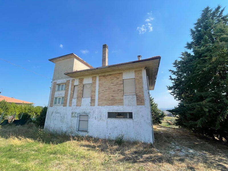 Rustico in Vendita a Offida, 210'000€, 200 m²