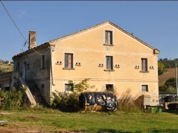 Rustico in Vendita a Rotella, 95'000€, 310 m²