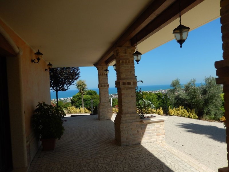 Villa in Vendita a Colonnella, 1'700'000€, 500 m²