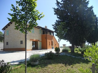 Rustico in Vendita a Offida, 450'000€, 300 m²