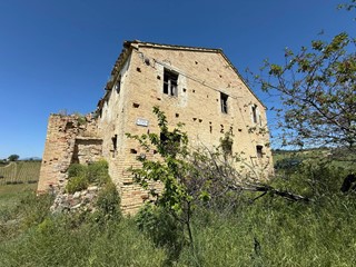 Rustico in Vendita a Monteprandone, 150'000€, 250 m²