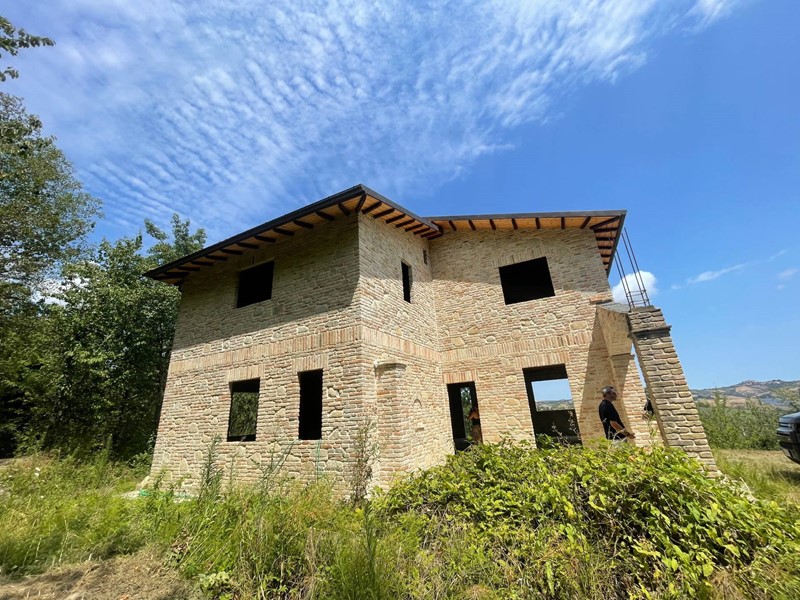 Rustico in Vendita a Castignano, 190'000€, 250 m²