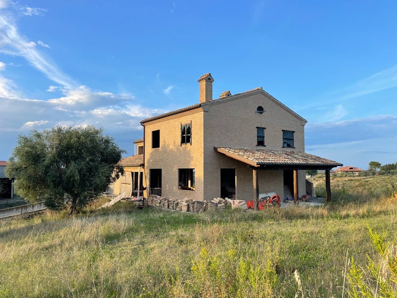 Rustico in Vendita a Cupra Marittima, 395'000€, 420 m²