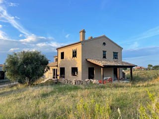 Rustico in Vendita a Cupra Marittima, 395'000€, 420 m²