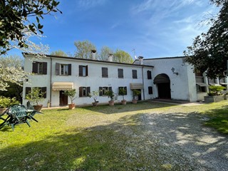 Rustico in Vendita a Borgo Virgilio, 450'000&euro;, 600 m²
