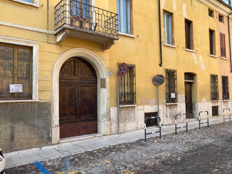 Casa Indipendente in Vendita a Mantova, 300 m²