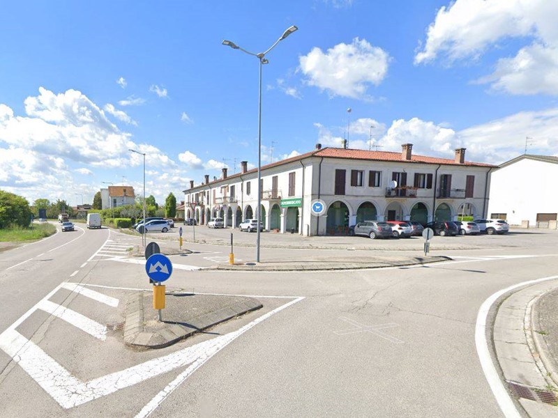 Attività commerciale in Vendita a Roncoferraro, 205'000&euro;, 306 m²