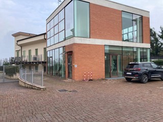 Ufficio in Affitto a Mantova, 900€, 107 m²