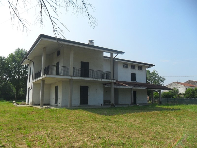 Villa in Vendita a Mantova, 600 m²