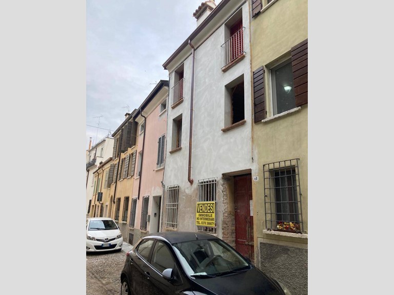 Casa Indipendente in Vendita a Mantova, 220 m²