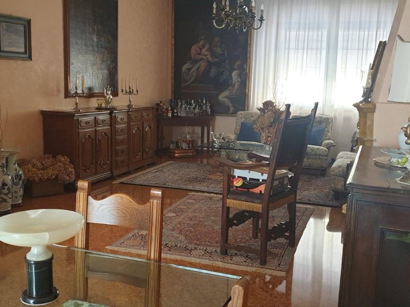 Casa Indipendente in Vendita a Mantova, 370 m²