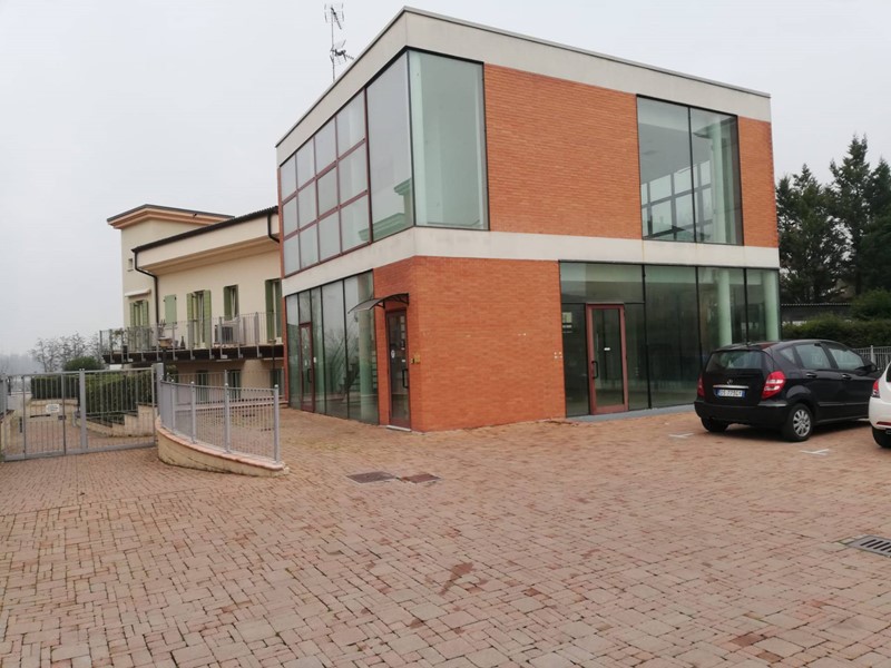 Attività commerciale in Affitto a Mantova, 1'450€, 185 m²