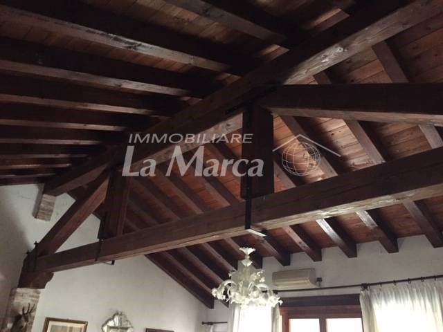 Rustico in Vendita a Ponzano Veneto, 330'000€, 295 m²
