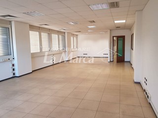 Ufficio in Affitto a Villorba, 2'400€, 380 m²