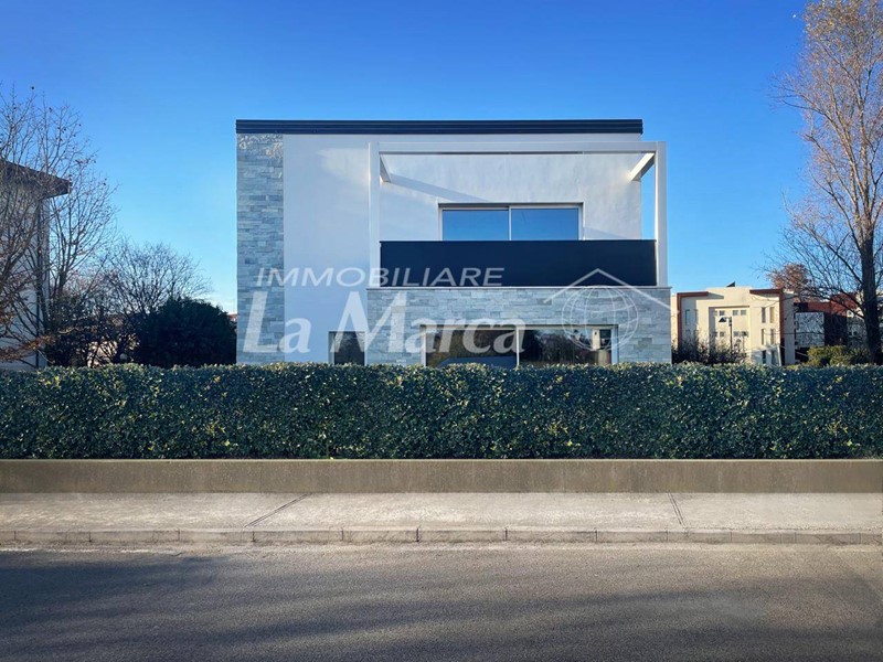 Villa in Vendita a Treviso, 725'000€, 210 m²