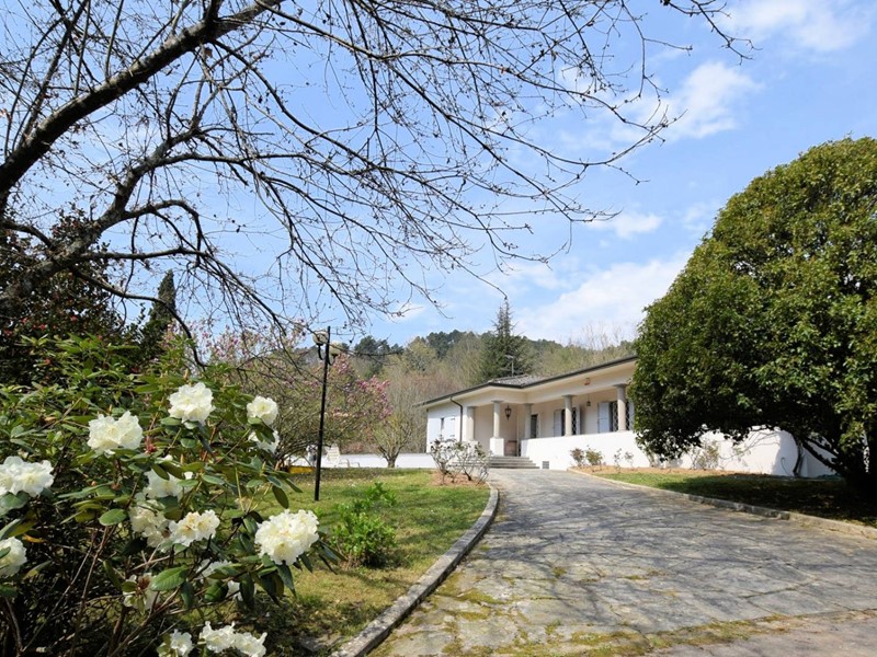 Villa in Vendita a Camaiore, 520'000&euro;, 320 m²