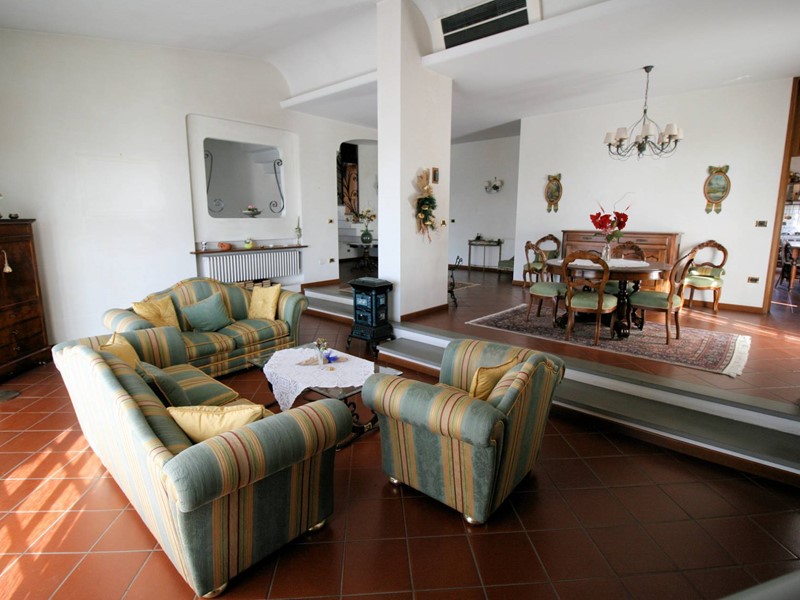 Villa in Vendita a Montecatini Terme, 650'000€, 500 m²