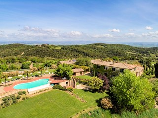 Rustico in Vendita a Monteroni d'Arbia, 1800 m²