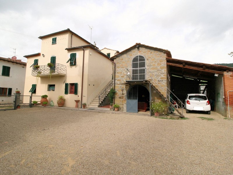 Rustico in Vendita a Loro Ciuffenna, 285'000€, 340 m²