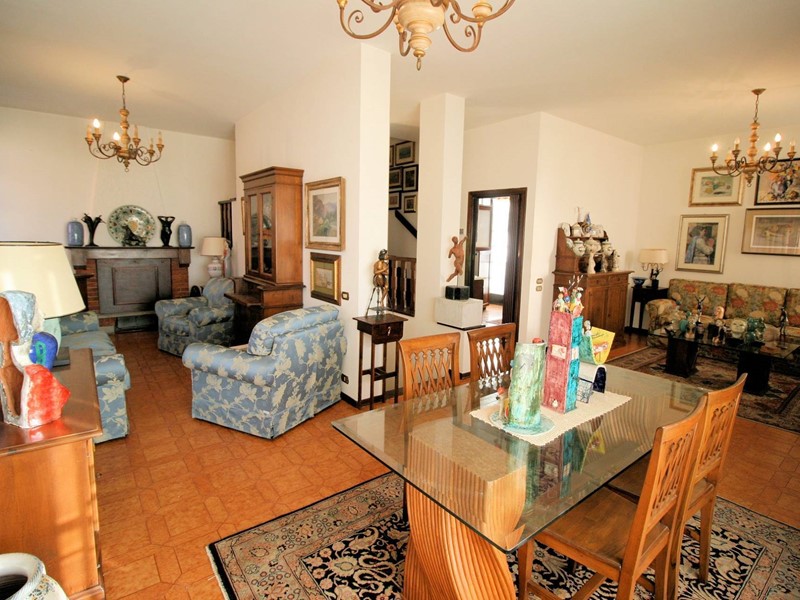 Villa in Vendita a Montecatini Terme, 350'000€, 285 m²