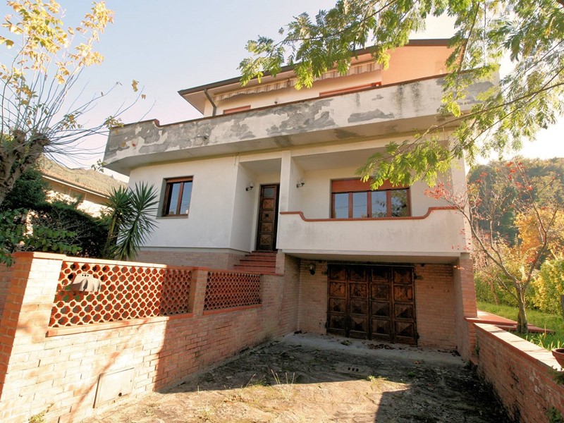 Villa in Vendita a Pietrasanta, 1'000'000€, 300 m²