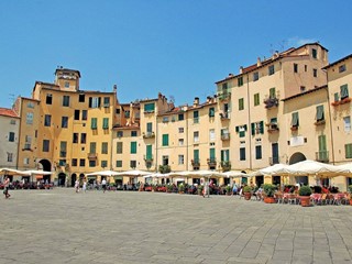 Negozio in Affitto a Lucca, 172 m²