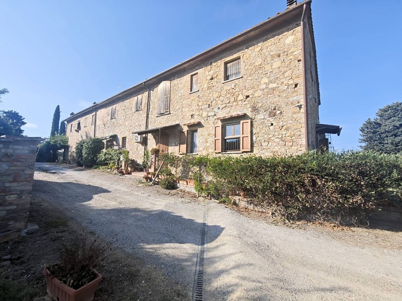 Rustico in Vendita a Gambassi Terme, 580'000€, 420 m²
