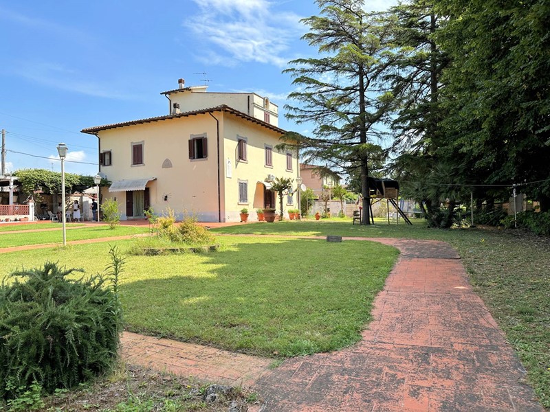 Villa in Vendita a Bientina, 595'000€, 380 m²