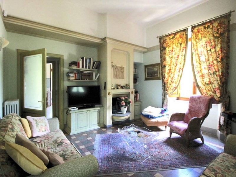 Villa in Vendita a Pescia, 530'000€, 360 m²