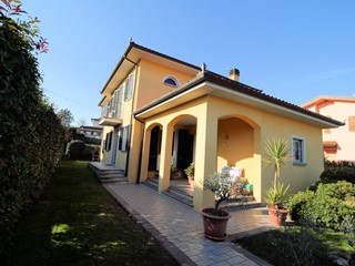 Villa in Vendita a Montecarlo, 585'000&euro;, 220 m²